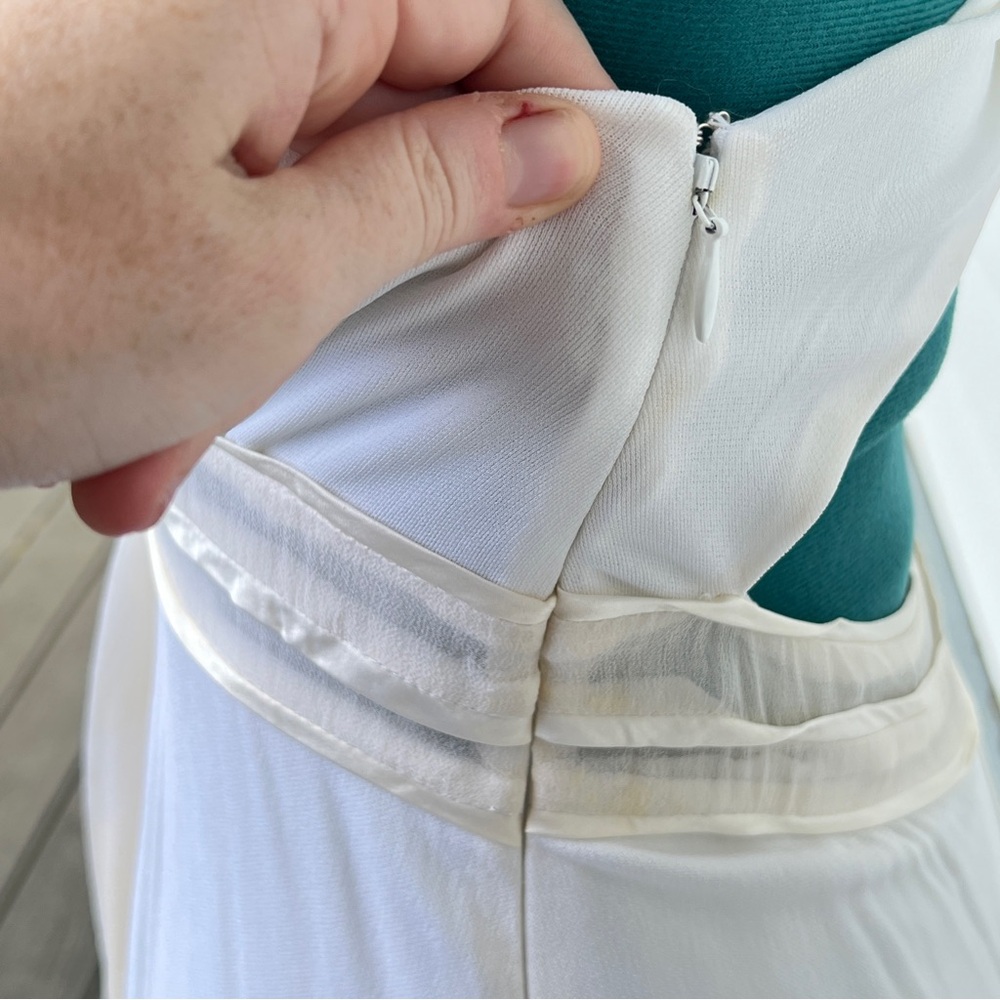 Bebe: Vintage Elegant White Plunge Criss-Cross Dress. Size Medium. - Picture 6 of 13